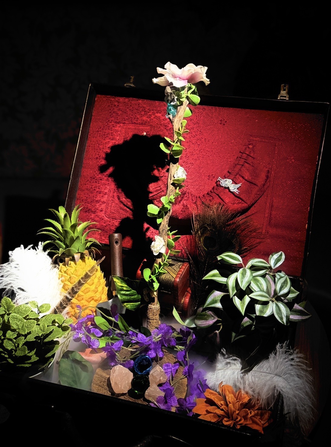 花や羽根をあしらった魔法の杖